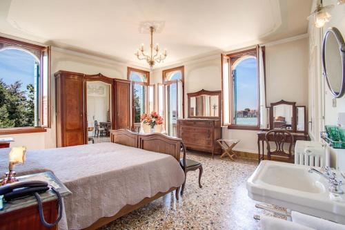 威尼斯佩希恩赛古索酒店的一间卧室配有一张床和一个水槽和一个浴缸