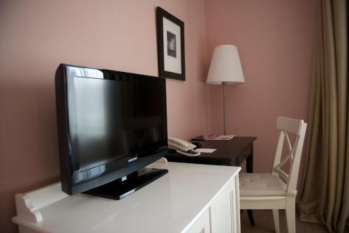蒂米什瓦拉Hotel Vanilla的白色桌子上配有平面电视