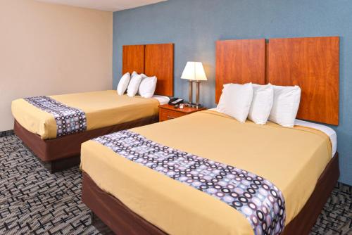普特南Motel 6 Putnam CT的酒店客房,设有两张床和一盏灯