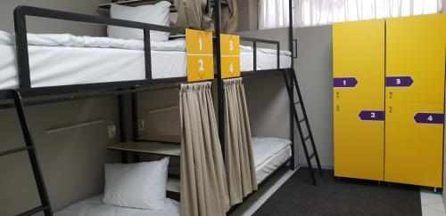 Hostel City Center客房内的一张或多张双层床