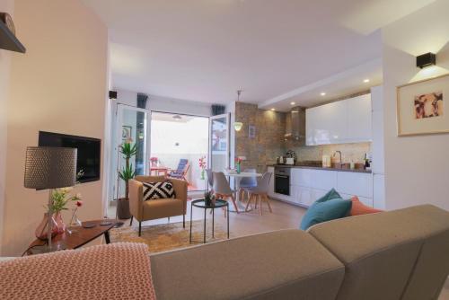 马拉加La Tierra Sur apartment Malaga Center的带沙发的客厅和厨房