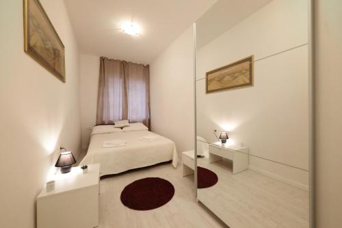 扎达尔Apartment Luci的一间小卧室,配有一张床和镜子