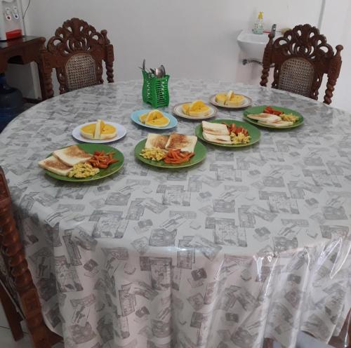 卡里蒙贾瓦Arriani Homestay的一张桌子,上面放着食物盘