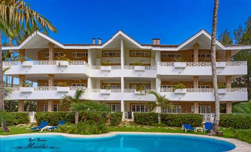 拉斯特拉纳斯马里拉住宿酒店的从游泳池可欣赏到酒店景色