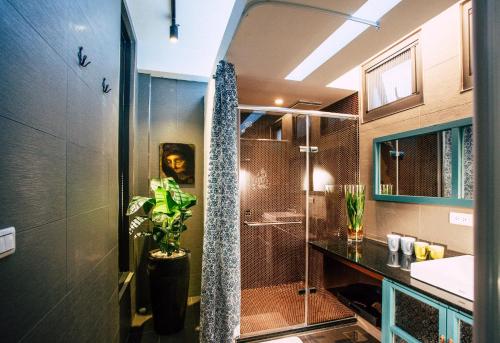 RuifangSweethome37的带淋浴的浴室和玻璃门