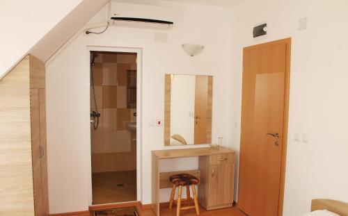 索佐波尔Hotel Aia Kavatsi的一间带水槽和镜子的浴室