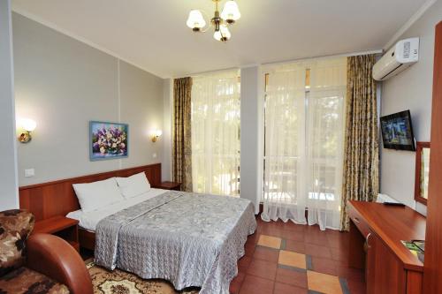 格连吉克奥里萨酒店的酒店客房设有床和窗户。