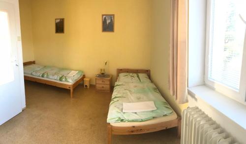 纳霍德Apartmán Novákovi的客房设有两张床和窗户。