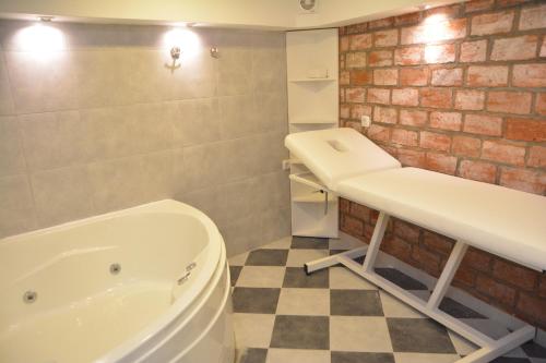 尼什Vila Nova的浴室配有盥洗盆和浴缸。
