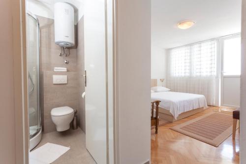 布雷拉Guest house Ivan Ledic的一间带卫生间的浴室和一张位于客房内的床。