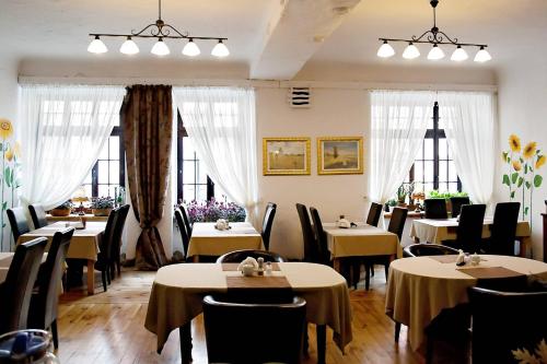 托伦布丁奥瑞艾姆酒店的用餐室设有桌椅和窗户。