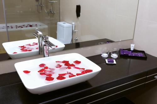 瑞吉公园莲花酒店的一间浴室
