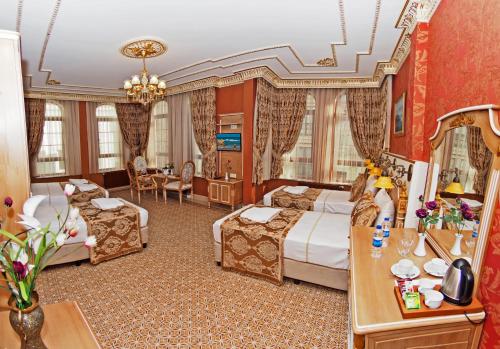 伊斯坦布尔锡尔凯奇加尔酒店的酒店客房带两张床和一个客厅