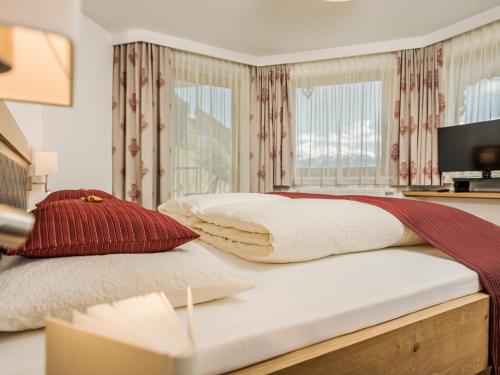 希帕赫格斯彻尔布里克酒店的一间卧室配有一张床和一张桌子上的电视