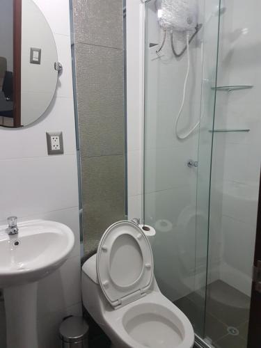 塔克纳Nino´s Residence Departamentos VIP Amoblados的浴室配有卫生间、盥洗盆和淋浴。