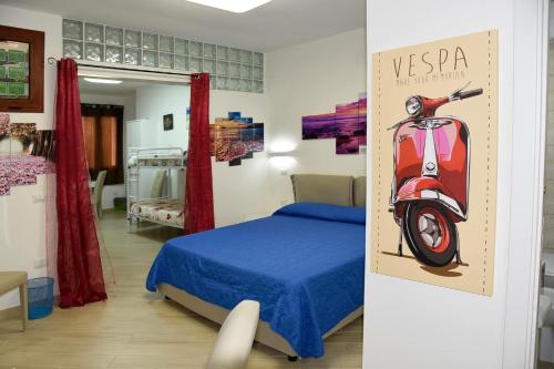 伊格莱西亚斯B&B Quintino Sella的卧室的墙上贴有vespa标志