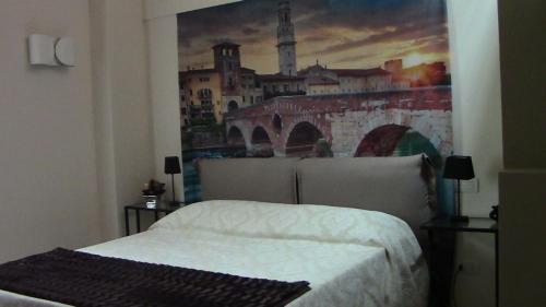 维罗纳Casa Bella的一间卧室配有一张壁画床