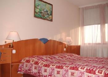 赫维兹纳普苏格酒店的一间卧室配有一张带红白毯子的床