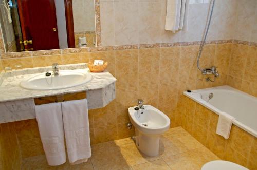 福恩吉罗拉拉斯拉帕斯酒店的浴室配有盥洗盆、卫生间和浴缸。