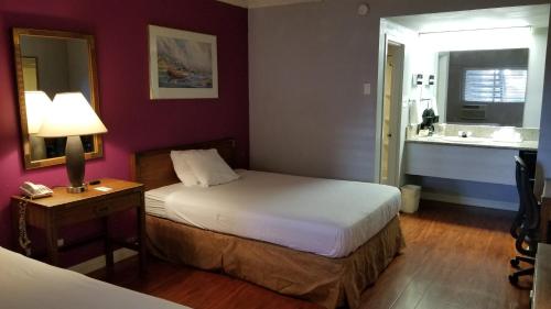 普韦布洛圣菲酒店 - 普韦布洛的酒店客房设有两张床和盥洗盆
