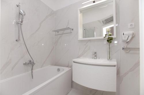 Hotel Bellevue Trogir的一间浴室