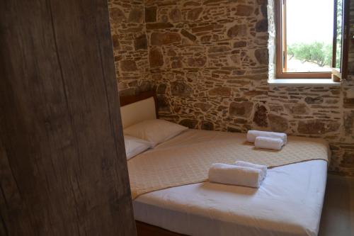 KeramotíCaptain Nikolas的一间卧室配有一张床,上面有两条毛巾