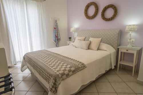 帕罗奇亚Hotel Cyclades的卧室配有一张床,墙上设有镜子