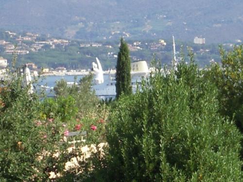 圣特罗佩Résidence Saint Tropez的远处的海港景色,有白色雕像