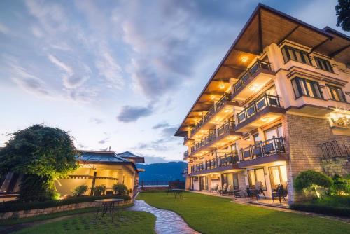 甘托克Denzong Regency- Luxury Mountain Retreat Spa & Casino的前面有草坪的大建筑