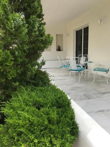 斯巴达Aggelikis House的庭院配有桌椅和一棵树