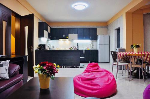 高尼奥Villa Georgiana的厨房配有一张桌子,上面有粉色毯子