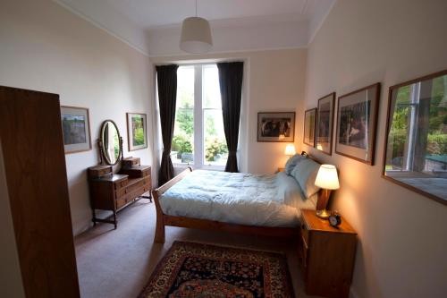 莫法特Warriston Apartment at Holm Park的一间卧室设有一张床和一个窗口