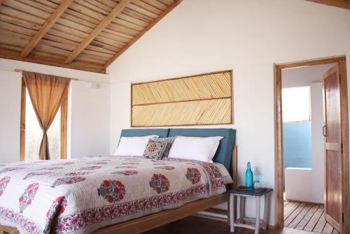 列城The Indus River Camp的一间卧室设有一张木天花板床。