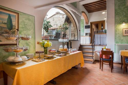 圣吉米纳诺白里昂的一张桌子,上面有食物