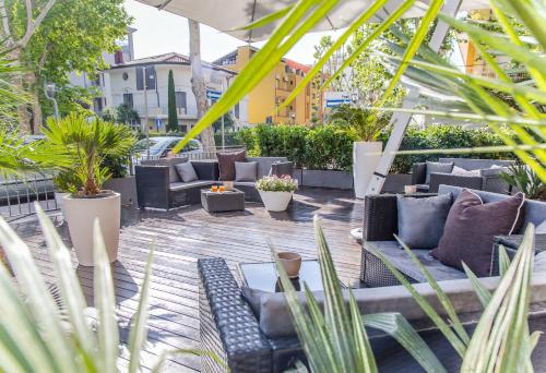 里米尼千禧公寓酒店的带沙发和植物的庭院