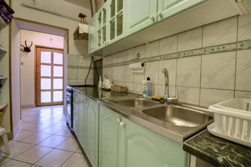 埃格尔Oázis Apartman的厨房配有水槽和台面