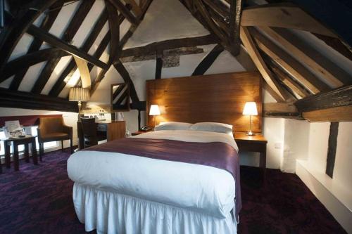 图克斯伯里霍普波勒沃德斯庞皇家酒店的一间卧室,卧室内配有一张大床