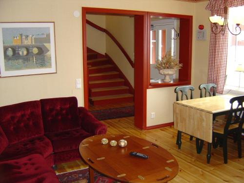 JättendalHotell Mellanfjärden的客厅配有沙发和桌子