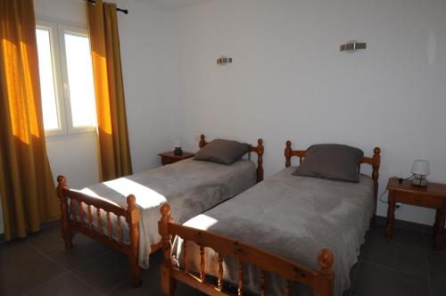 法雷诺location farinole proche saint-florent的卧室内两张并排的床