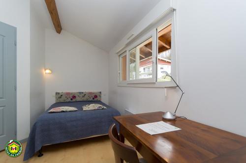 穆瓦朗La Pastorale的一间卧室配有一张床和一张桌子