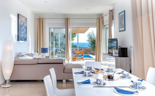 赫瓦尔Villa Moderna Family Friendly的客厅配有沙发和桌椅