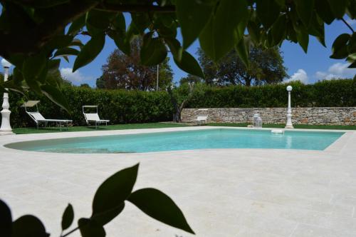 马丁纳弗兰卡Masseria Paglieroni的院子里一个带两把椅子的游泳池