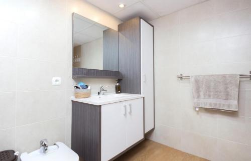 卡拉费尔BEACH & DREAMS CALAFELL的一间带水槽和镜子的浴室