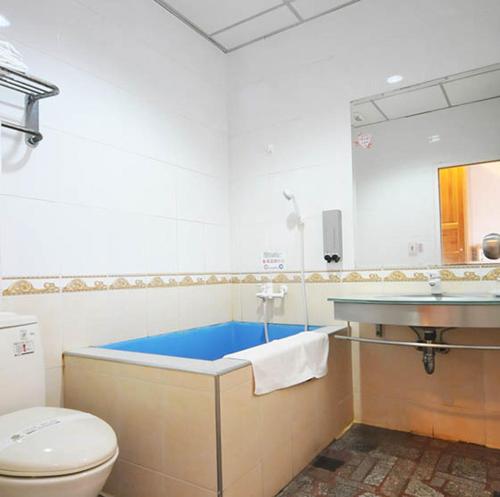 万里区万金温泉会舘的一间带卫生间和水槽的浴室