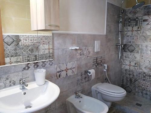 曼杜里亚Valle degli Ulivi的一间带卫生间和水槽的浴室