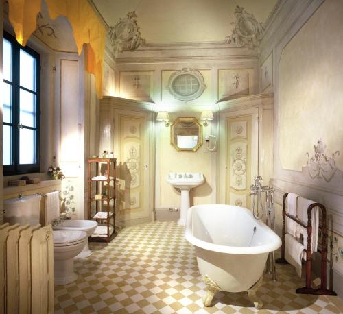 瓦尔的圣卡西亚诺伊尔波加尔迪莫拉斯托瑞卡别墅的带浴缸、盥洗盆和卫生间的浴室