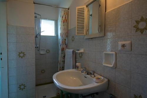 法杰托拉廖Holiday Home Liliana的浴室配有盥洗盆、镜子和浴缸