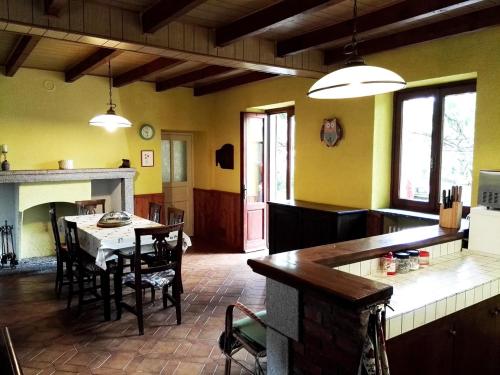 Invorio InferioreTalonno il frutteto的厨房以及带桌椅的用餐室。
