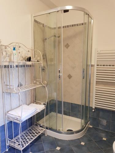 佩萨河谷塔瓦内莱Sweet in Chianti的带淋浴的浴室(带玻璃淋浴间)