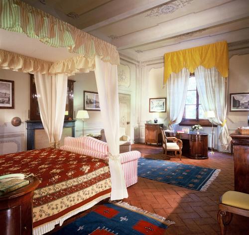 瓦尔的圣卡西亚诺伊尔波加尔迪莫拉斯托瑞卡别墅的一间卧室配有一张带天蓬的大床